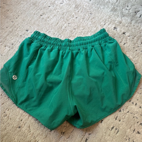 Lululemon Women's Athletic Shorts Hotty Hot Low-Rise Lined short 2.5” - Picture 2 of 4